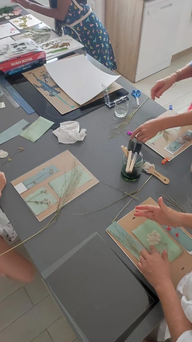 Atelier cyanotype, création de cartes végétales