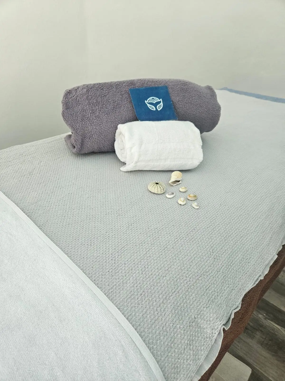 Serviettes et coquillages sur la table de soin